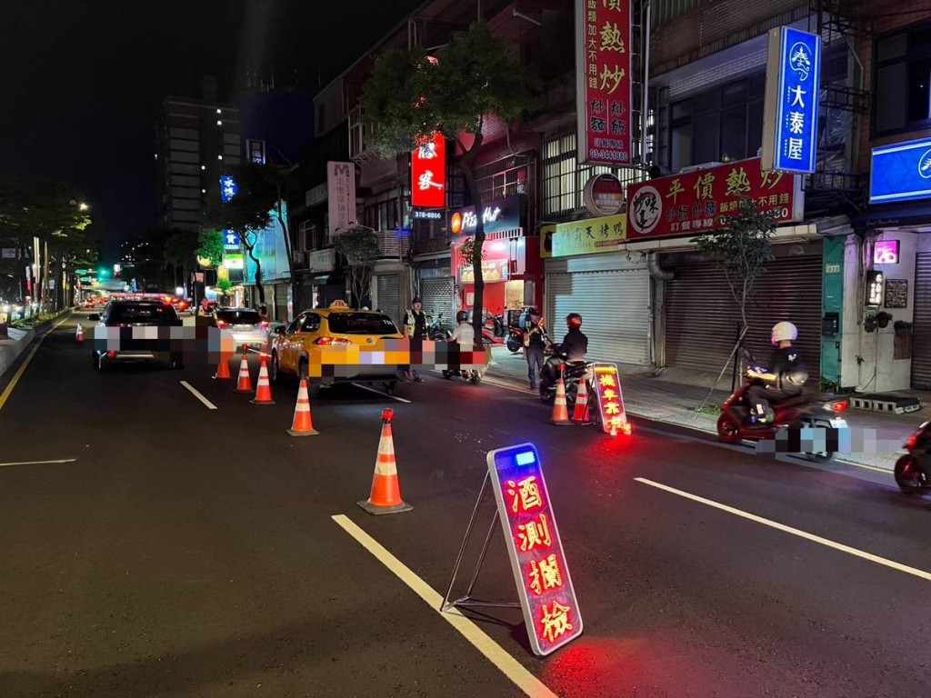 台灣有男警在臨查酒駕時私放女乘客，旋與女方在酒店密會5小時。台灣警察局