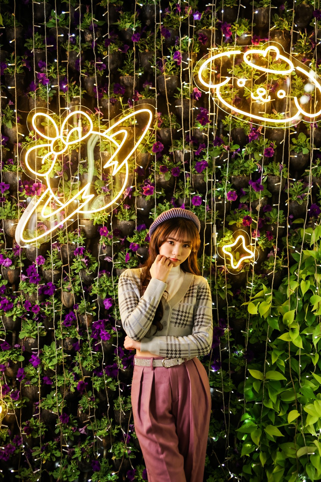 还有以紫色花海打造的「霓虹星光墙」，缤纷霓虹灯勾划出多个萌爆的布甸狗剪影，梦幻又可爱。（图片来源：新都会广场）