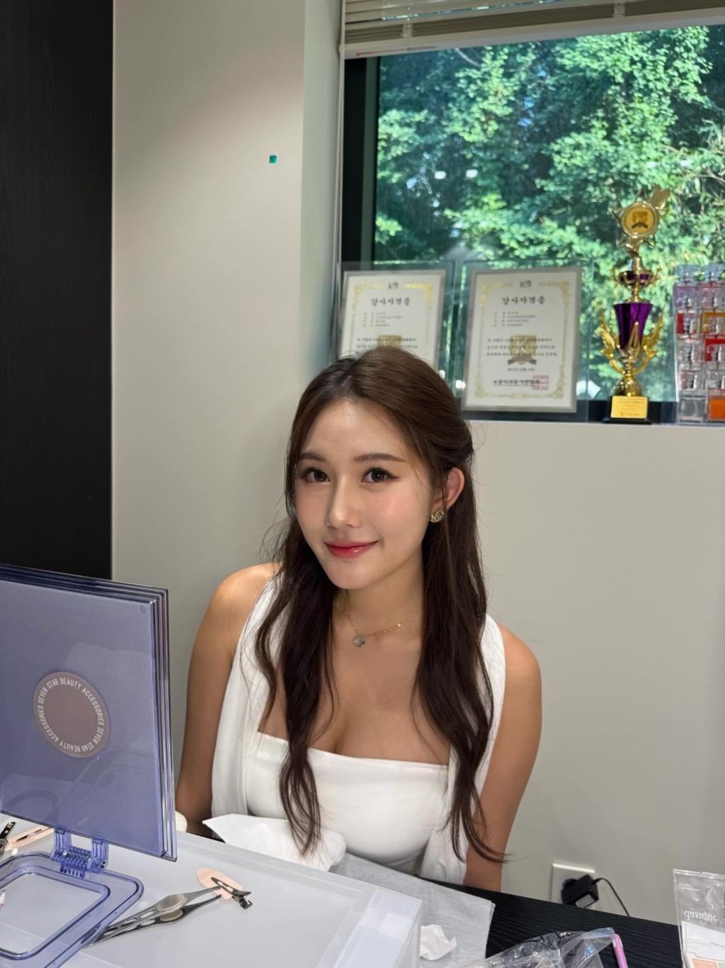 梁懿婷去學化韓妹妝。 梁懿婷去學化韓妹妝。