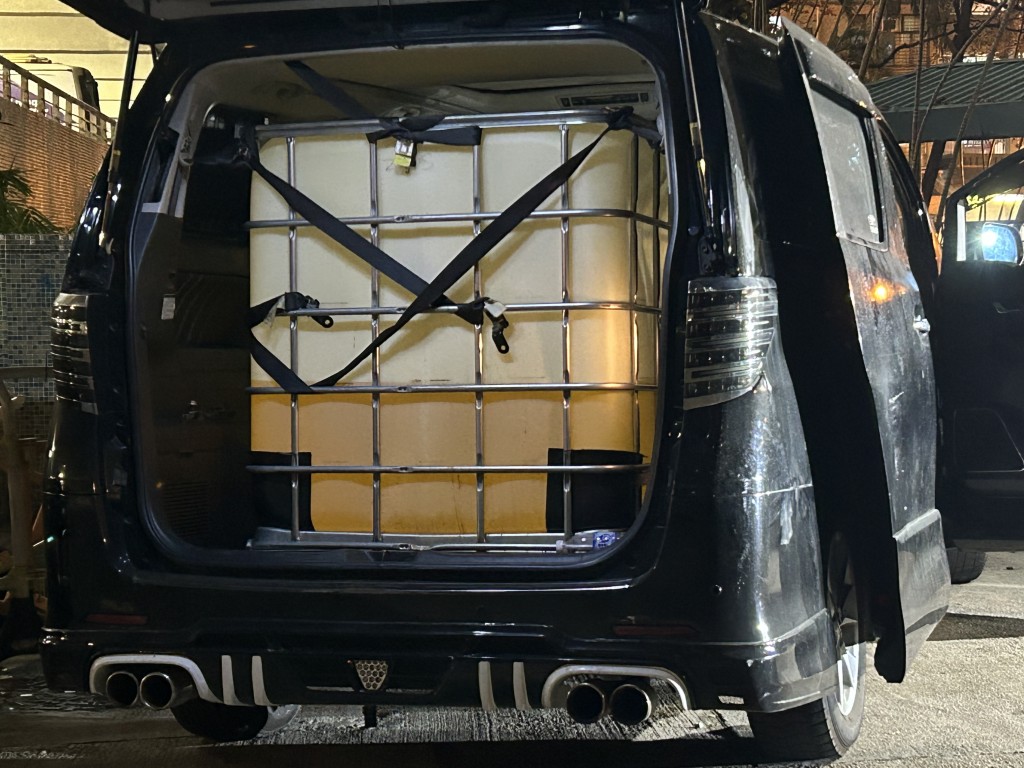 人員在車內發現一個油箱，內有500公升油。曾志恒攝