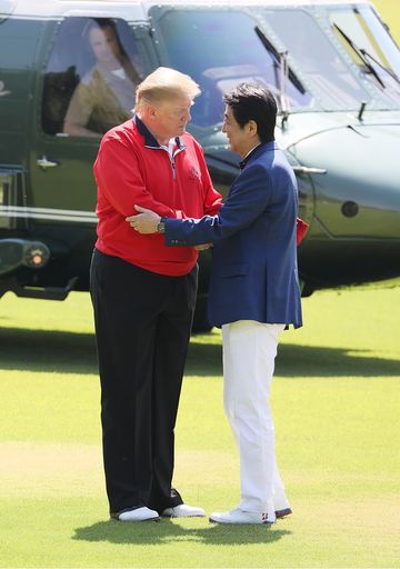 安倍晉三與特朗普一起打高爾夫球。（日本國首相官邸）