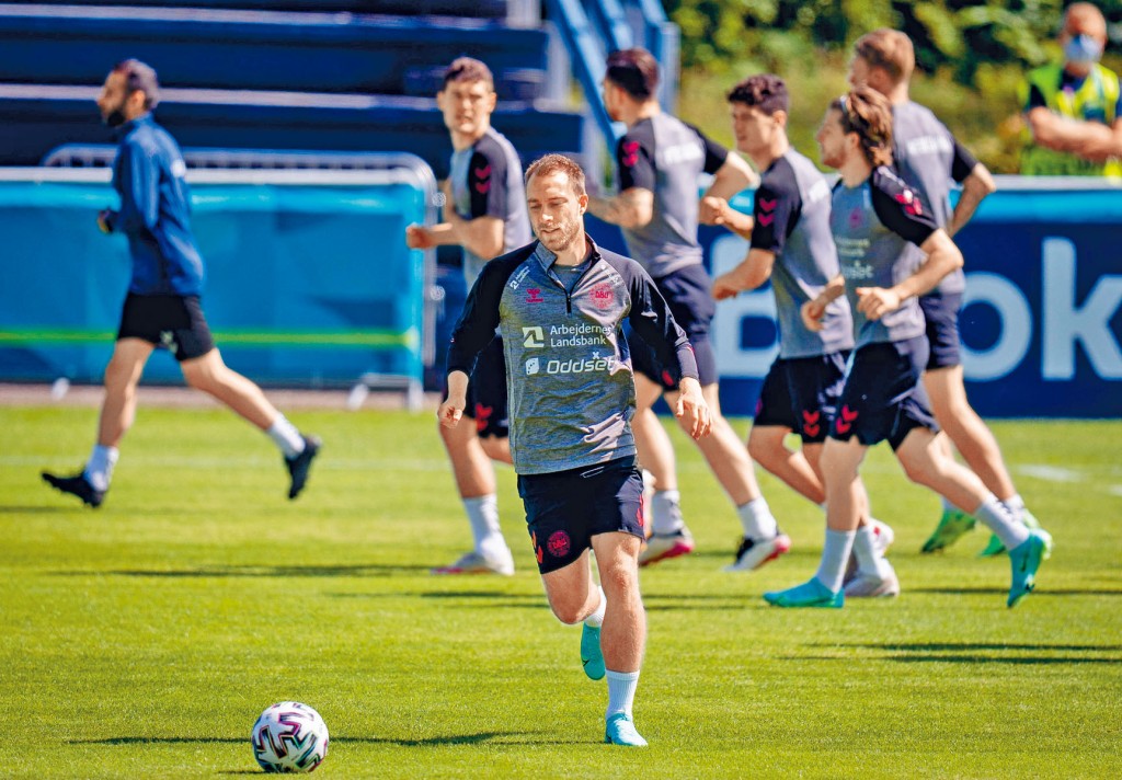 ■艾歷臣（前）在操練中表現積極，勢以入球報答丹麥政府特別放球迷入場。