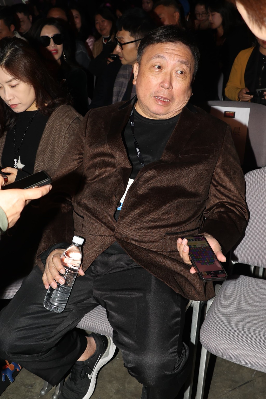 到他在网上频道透露陈百祥在90年代时在澳洲被围殴，王晶说：“呢单我梗系知啦！”