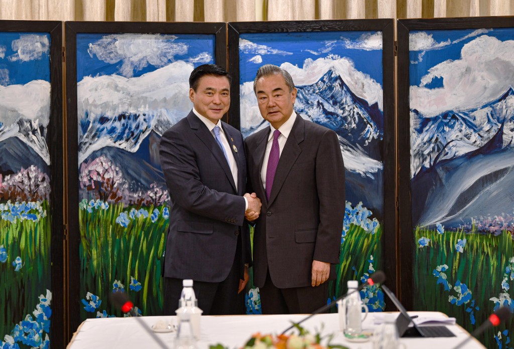 王毅會見蒙古國副總理阿瑪爾賽汗。 新華社