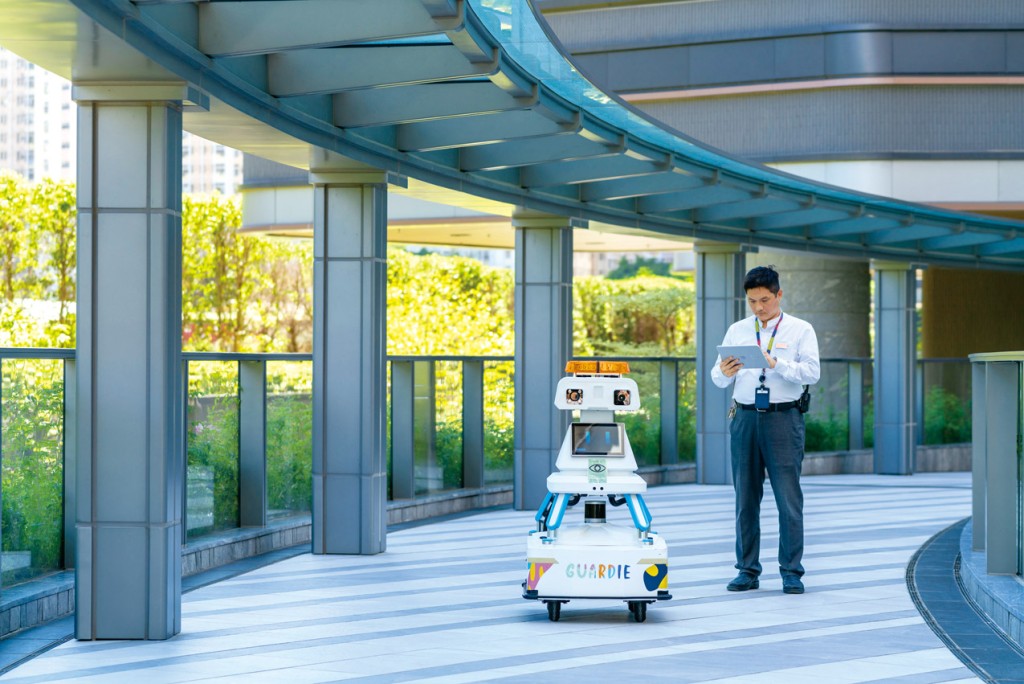 啟勝早已擁有全港最大規模的智能機械人團隊，打造智能居住體驗，全面提升住戶的生活質素。