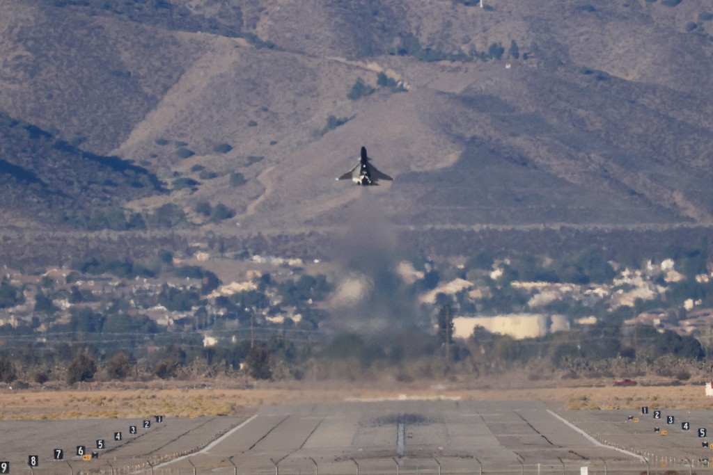 美国太空总署的静音超音速喷射机X-59周二首度试飞。美联社