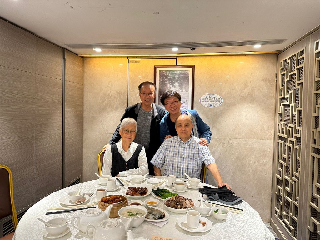 TVB前企业传讯部宣传科副总监曾醒明在FB贴上与好友聚会的合照，相中惊见叶特生（下、右）的踪影。