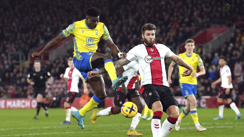 艾禾尼爾(左)今季在英超入了4球。 AP