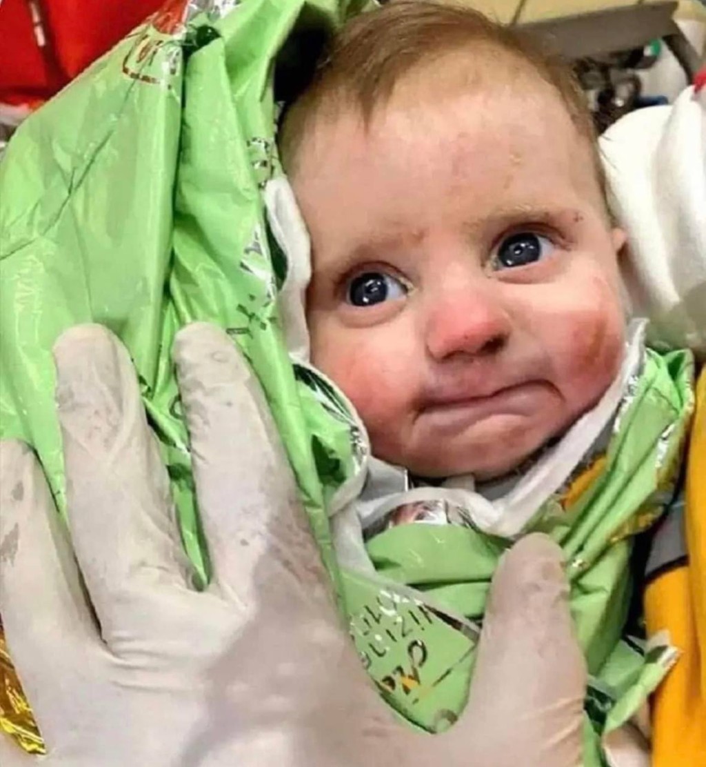 土耳其2个月大宝宝困瓦砾128小时获救。 网上图片