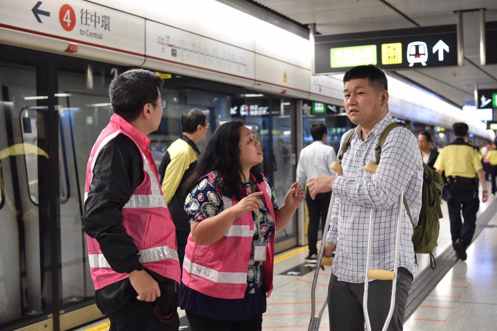 港鐵加派人手協助乘客。