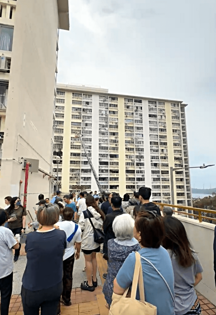 大批市民圍觀。fb：張偉楠 