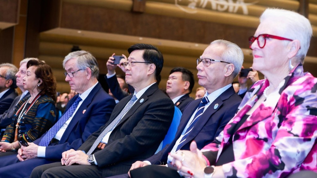 行政长官李家超（中）今日出席博鳌亚洲论坛2026年年会开幕大会。政府新闻处