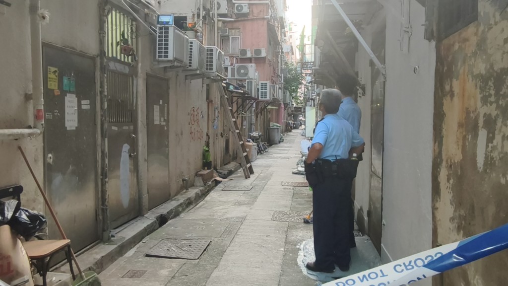 警方封鎖後巷調查。徐裕民攝