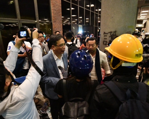 葉建源昨日交代校長與警方協商結果。 資料圖片