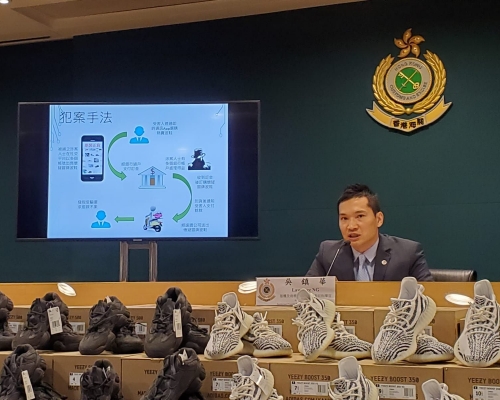 海關共檢獲156對懷疑冒牌波鞋,估計市值約40萬元。