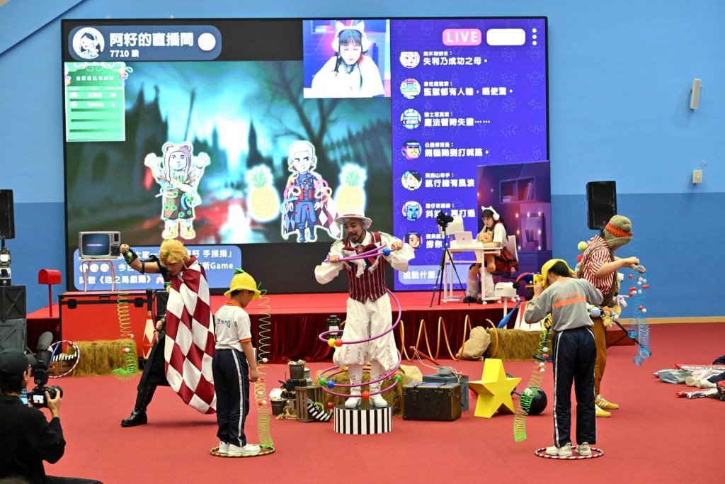 学生们参与互动禁毒剧场。
