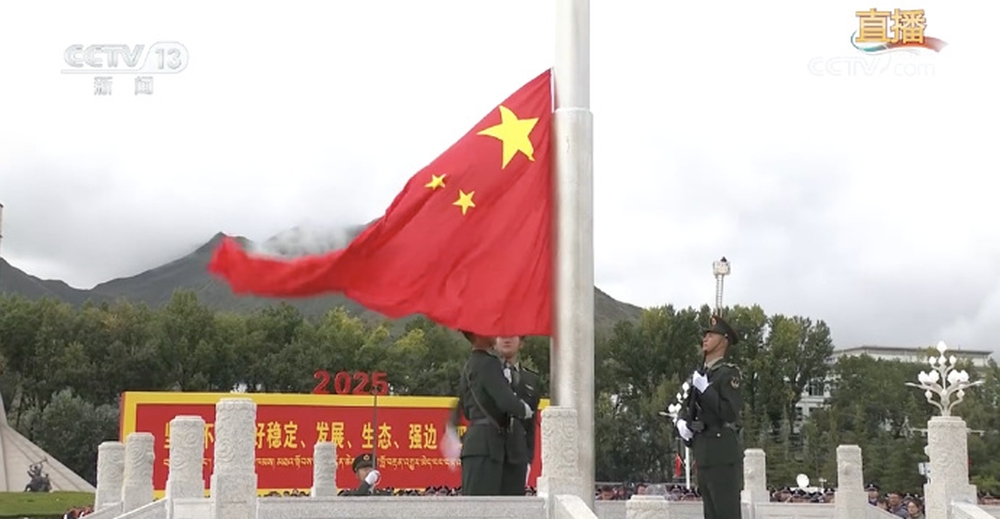 布達拉宮廣場升國旗奏國歌。 央視