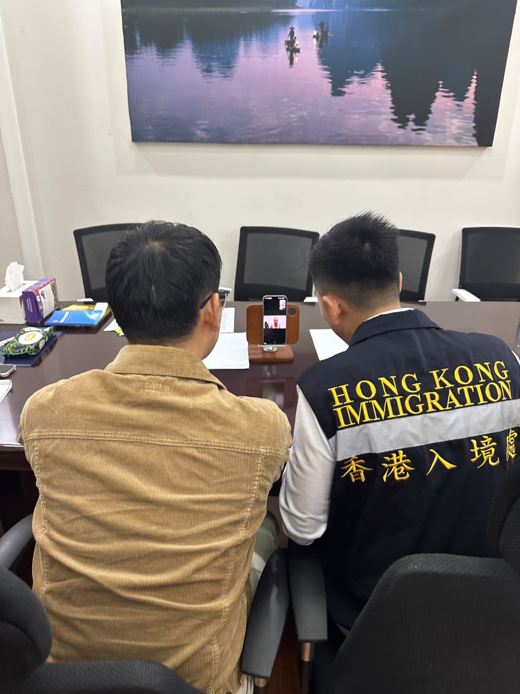 入境處協助在外香港居民小組成員及駐菲大使館職員(左),透過視像與該名港人及其家人見面。 入境處協助在外香港居民小組成員及駐菲大使館職員(左),透過視像與該名港人及其家人見面。