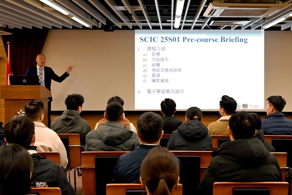 總督察阮成熙向學員教授成為刑偵人員需具備的知識。