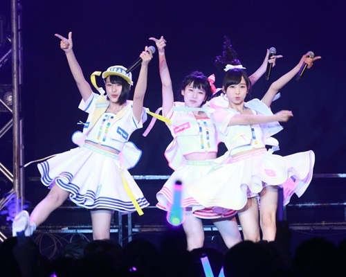 3成員載歌載舞。