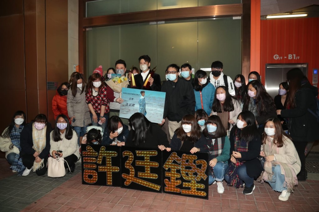 許廷鏗跟粉絲合照答謝支持。