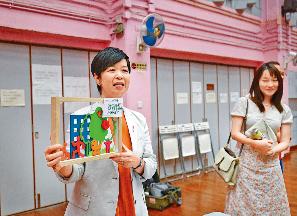 房屋局為制訂「幸福設計指引」進行地區諮詢，局長何永賢多次落區視察。