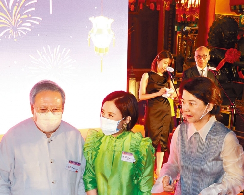 ■汪阿姐與何志平及胡慧中出席花燈廟會開幕禮。