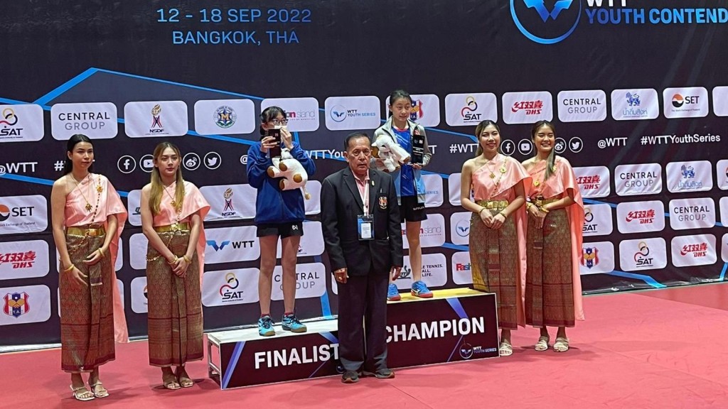 李梓維(後排右)於女子U11組奪冠。香港乒總提供圖片