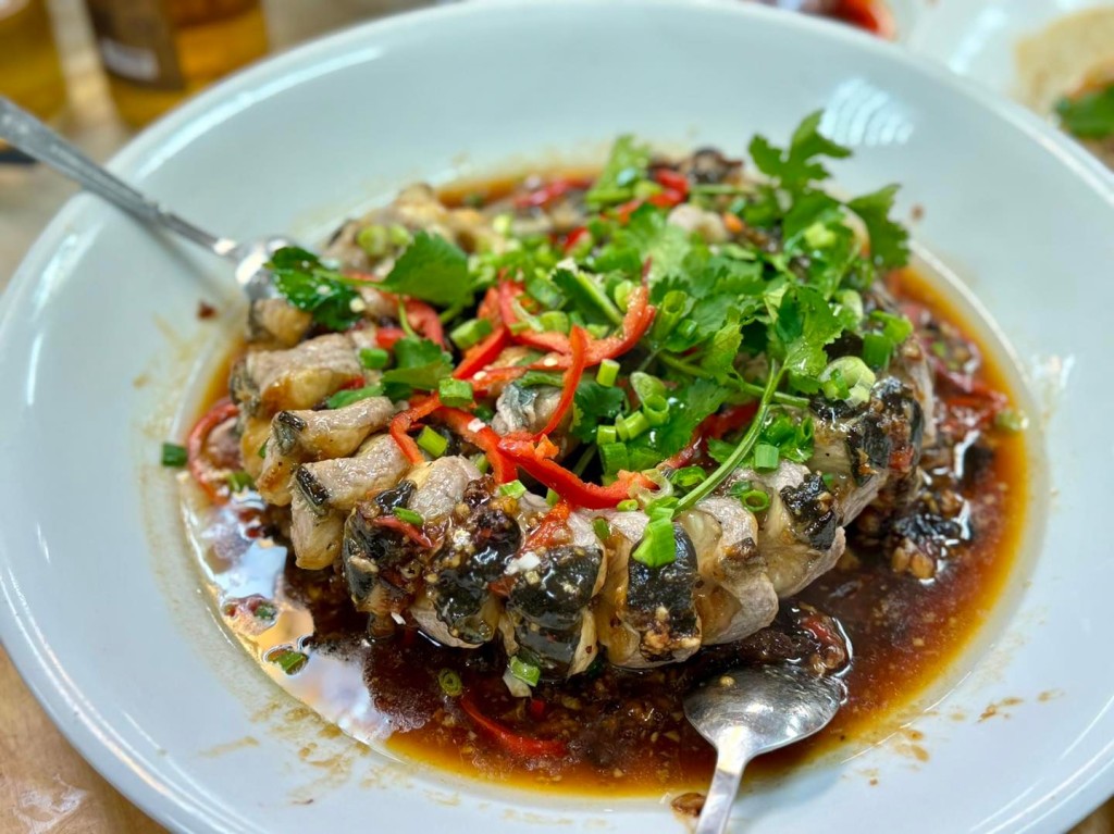 方健仪与家人团年饭的菜式包括豉汁盘龙鳝。