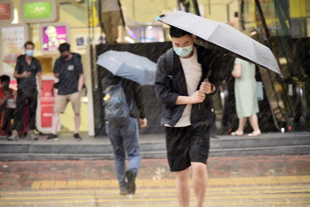 預測大致多雲,間中有狂風驟雨,雨勢有時頗大及有雷暴。