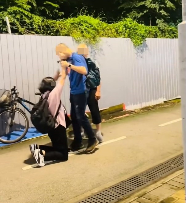 •藍衣高個子:X你老X,你唔 好掂我阿媽呀!我同你講呀!facebook截圖 •藍衣高個子:X你老X,你唔 好掂我阿媽呀!我同你講呀!facebook截圖