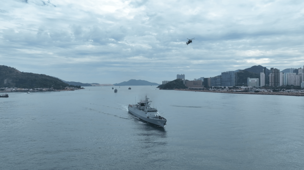 解放军驻港部队今日出动海陆空部队，组织联合巡逻。