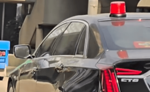 一私家車行駛時亮起車頂紅色閃燈，且疑未展示其國際通行許可證。Threads@330eunwoo