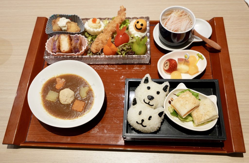 兒童套餐為灣仔店獨有，由前菜至甜品皆融入可愛元素，雞肉丸 配上甘口咖哩，香口惹味，一點也不辣。（圖片來源：《親子王》）