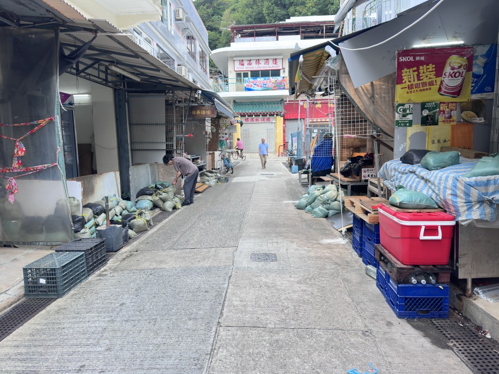 大澳各家各戶已堆起沙包陣，嚴防水浸。