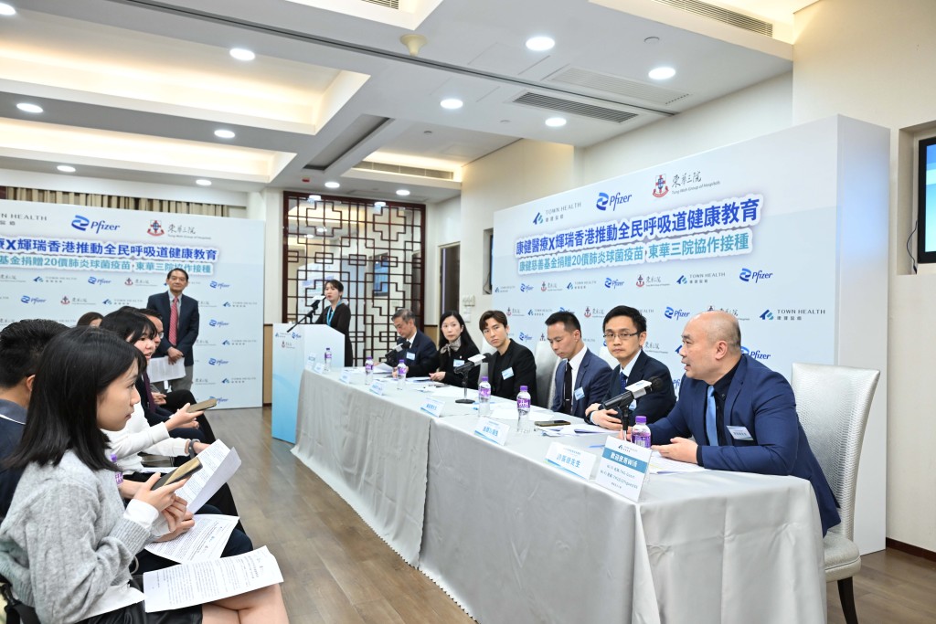 康健国际医疗营运总监陈振康(右一)表示,捐赠20价肺炎球菌结合疫苗为第一步,期望基金日后可做得更多。 康健国际医疗营运总监陈振康(右一)表示,捐赠20价肺炎球菌结合疫苗为第一步,期望基金日后可做得更多。