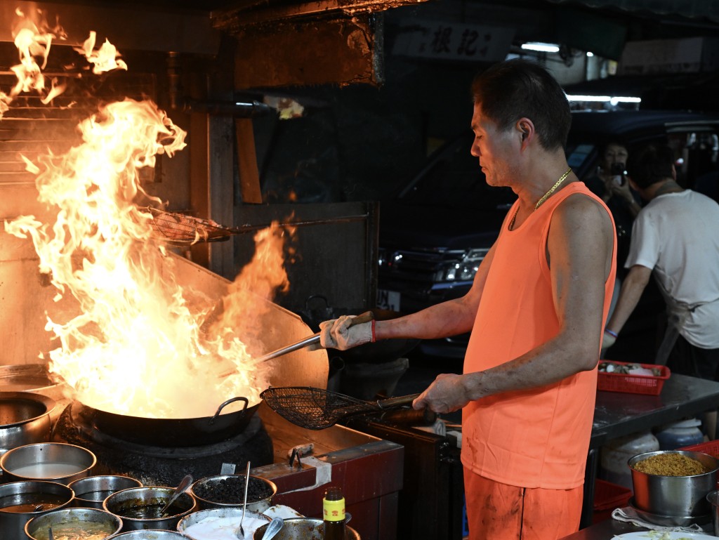 愛文生菜式以小炒為主，店舖仍用火水爐炒菜，「比較有鑊氣」。 鍾健華攝