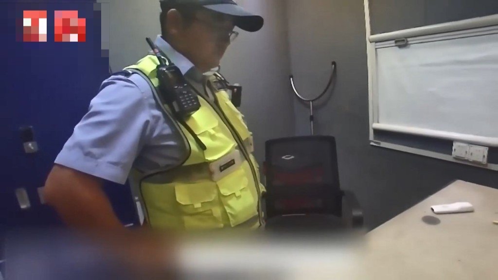 警察到场调解。江苏新闻