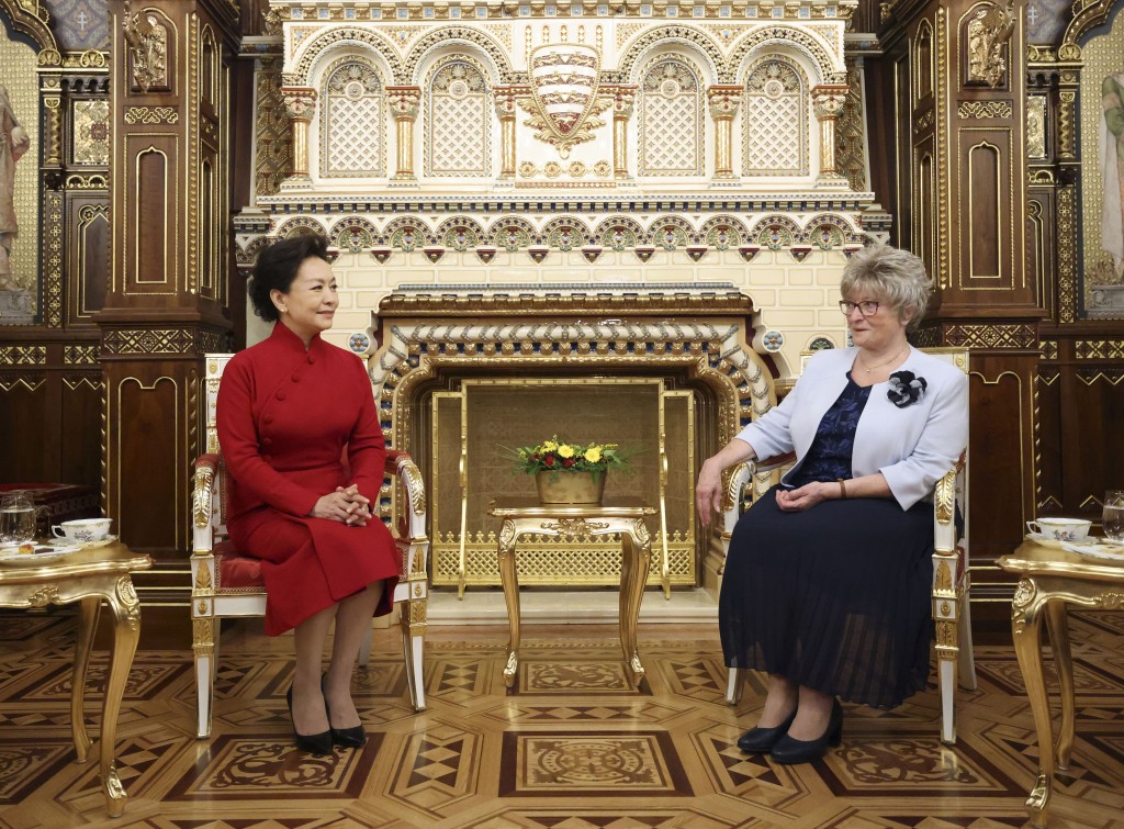 彭丽媛在布达佩斯应邀同匈牙利总统舒尤克夫人纳吉共同参观布达王宫并茶叙。（新华社）
