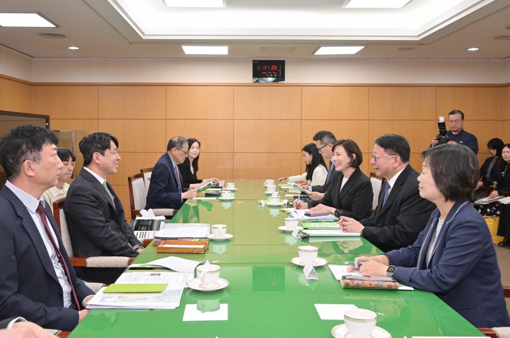 陳國基（右二）、教育局局長蔡若蓮（右一）及代表團與大田廣域市政務經濟科學副市長崔星兒（左二）進行交流座談。政府新聞處圖片