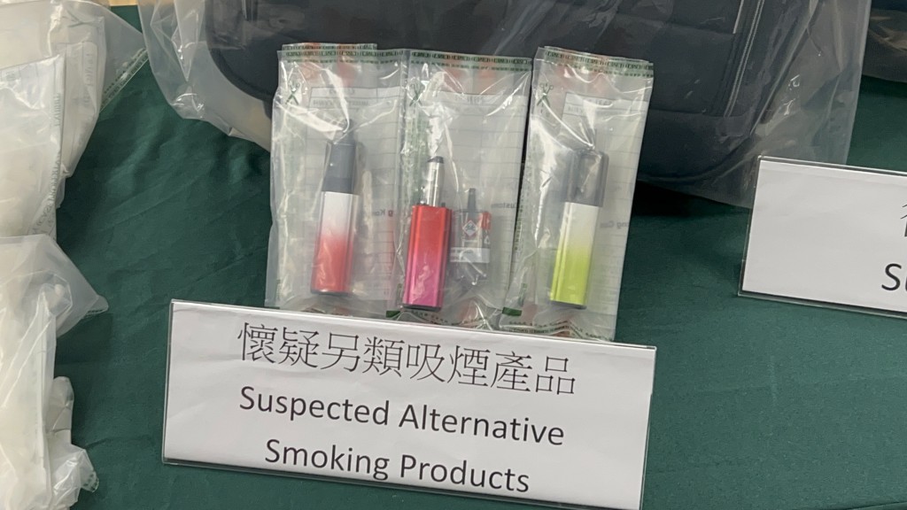 兩男女身上的另類吸煙產品。