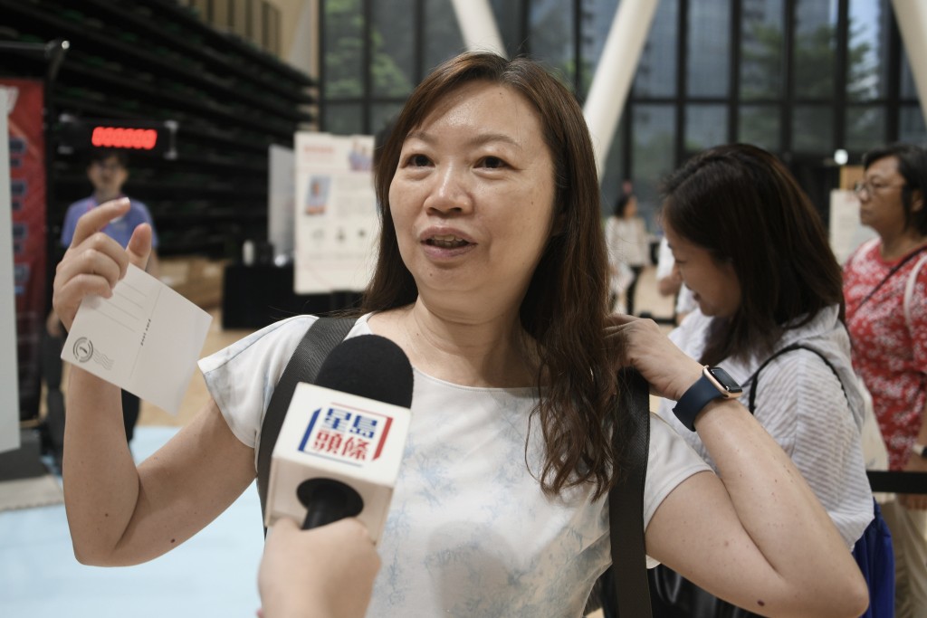 本身從事文職的黃小姐。 本身從事文職的黃小姐。