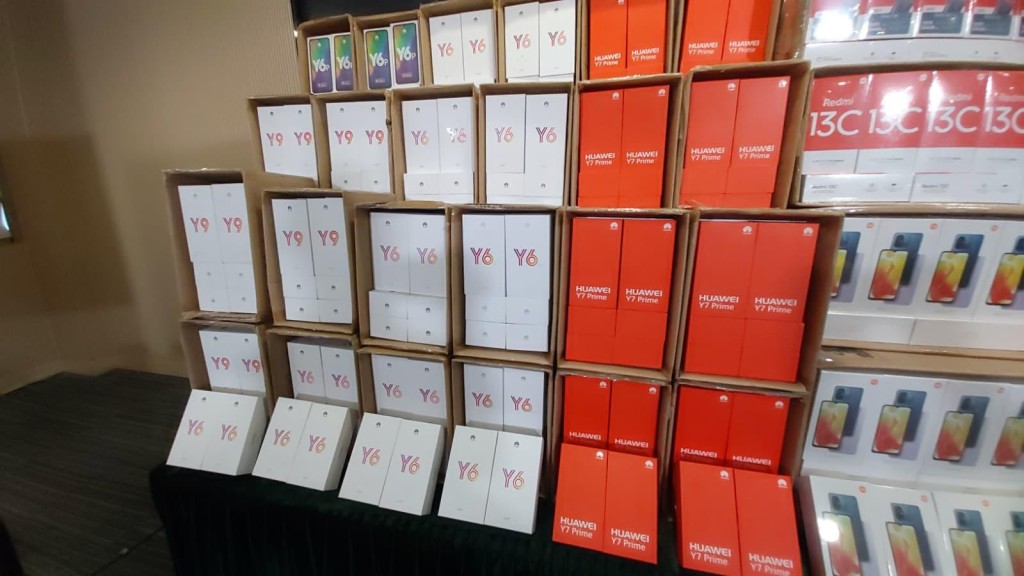 海關檢獲5400件冒牌物品,包括手提電話、耳機、充電器等,市值約600萬元。 海關檢獲5400件冒牌物品,包括手提電話、耳機、充電器等,市值約600萬元。