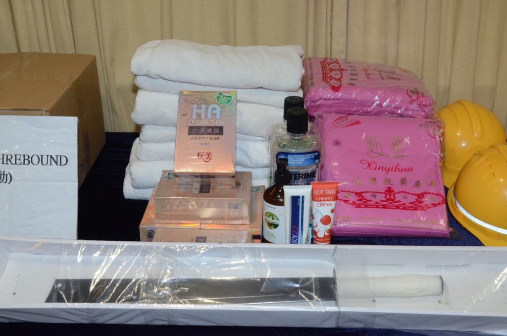 警方于旺角「桔梗」店内发现头盔、防毒面具、伸缩警棍、盾牌等。