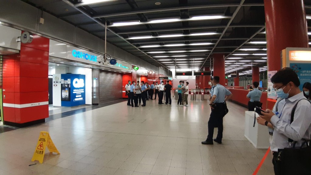 警員封鎖現場調查。