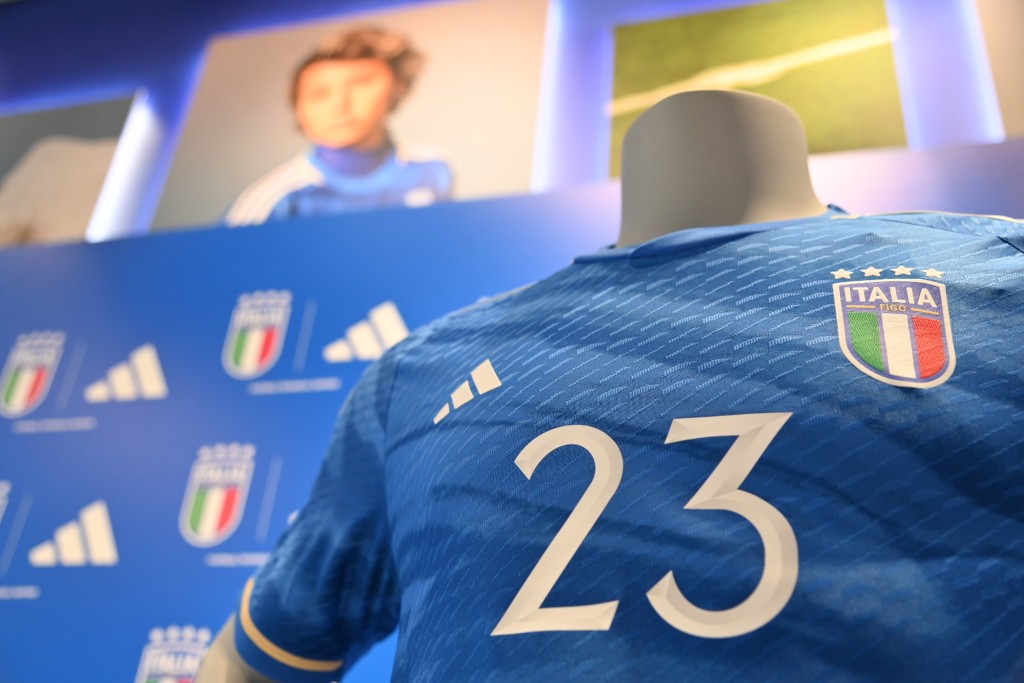 意大利国家队推出新波衫，以云石纹为特色。ＦＩＧＣ官网