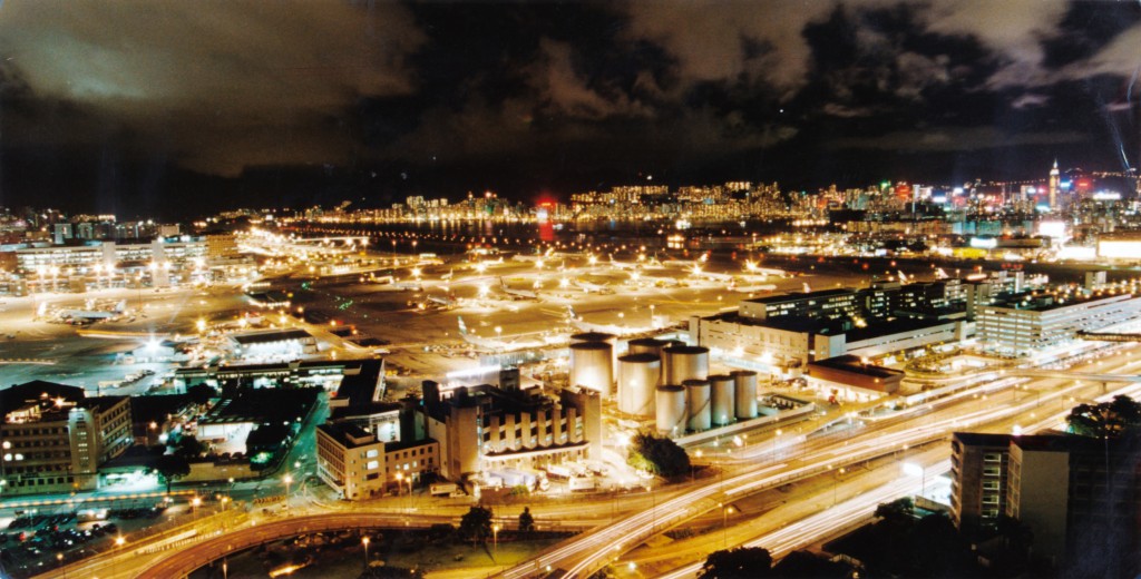 1998年7月香港舊機場搬遷、由啟德機場搬往赤鱲角新機場。  熄燈前，最後一夜璀璨。資料圖片