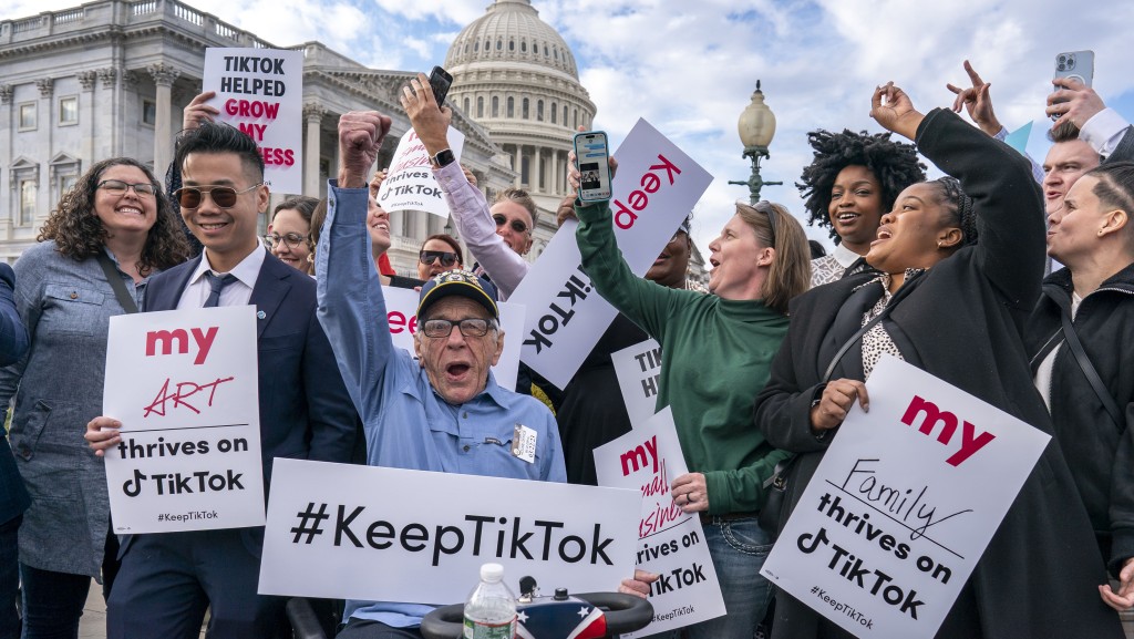 TikTok網紅聚集國會外反對美封禁計劃。 AP