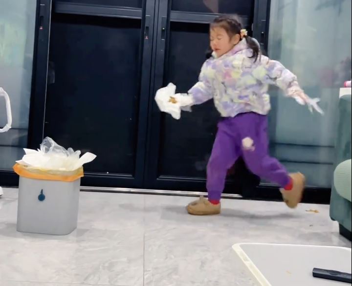 可可為了養狗，首次做剷屎官忍不住嘔吐的短片被瘋傳。抖音