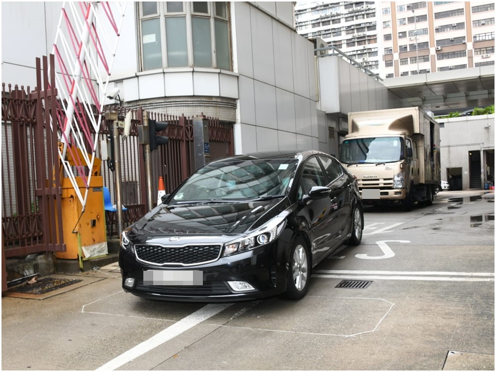 中區警署一輛探員警車,早上高速駛離警署,並於中港道逆線行車。